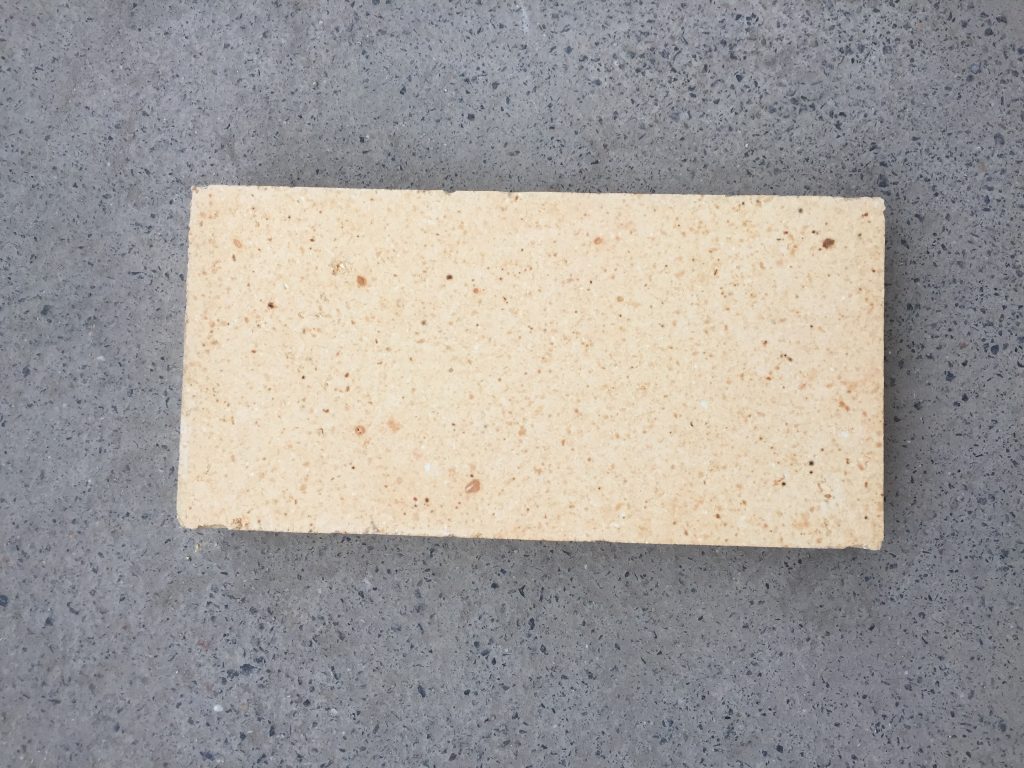 重質(zhì)磚半枚片 河南新密耐火磚_耐火材料廠家_耐火磚價(jià)格