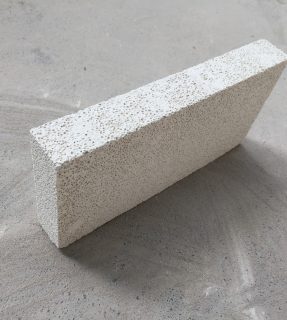 莫來(lái)石聚輕磚半枚片