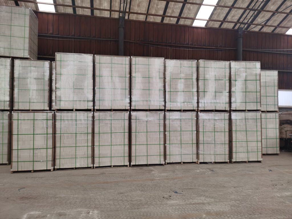 河南莫來石輕質磚供應價格_保溫磚哪家好_吊頂磚廠家 粘土磚_莫來石磚_高鋁磚廠家_耐火磚價格尺寸-鄭州平順耐材 河南莫來石保溫磚